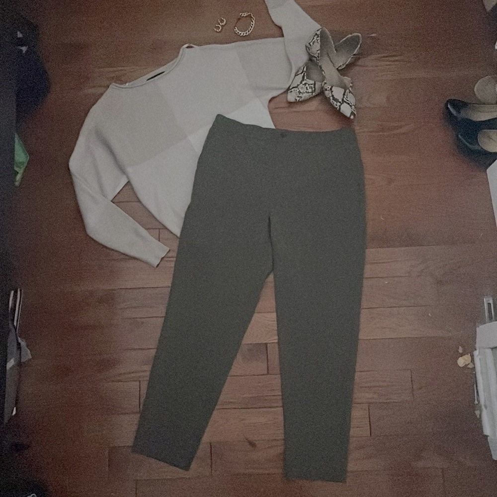 Good Condition Banana Republic Army Green Pleated Work Slacks: Size M.